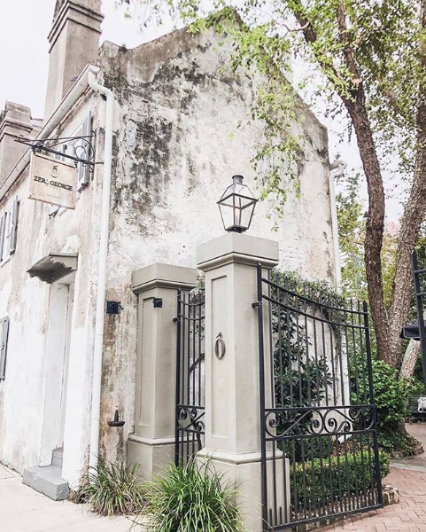 Bevolo's tweet photo. Open doors, warm welcome. | 📸: @davidsyi c/o @zerogeorgest ✨
・・・
#charlestonsc #explorecharleston #zerogeorge #boutiquehotel #restaurant #foodandwine #culinaryexperience #southernstyle #warmwelcome #outdoorlighting #lantern #gaslantern #gaslights #bevolo https://t.co/AI37yp0VSP