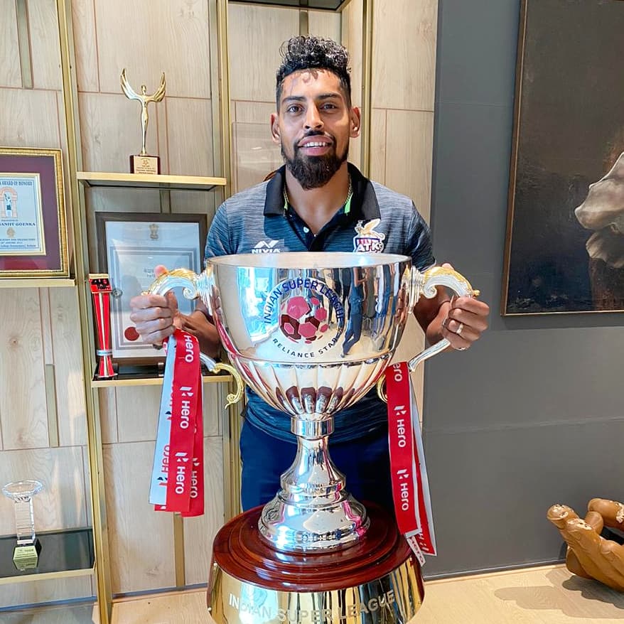 Words can't discribe how happy I am to hold this cup #glorytogod🙏  ##AamarBukeyATK🔴⚪ #Eksathe