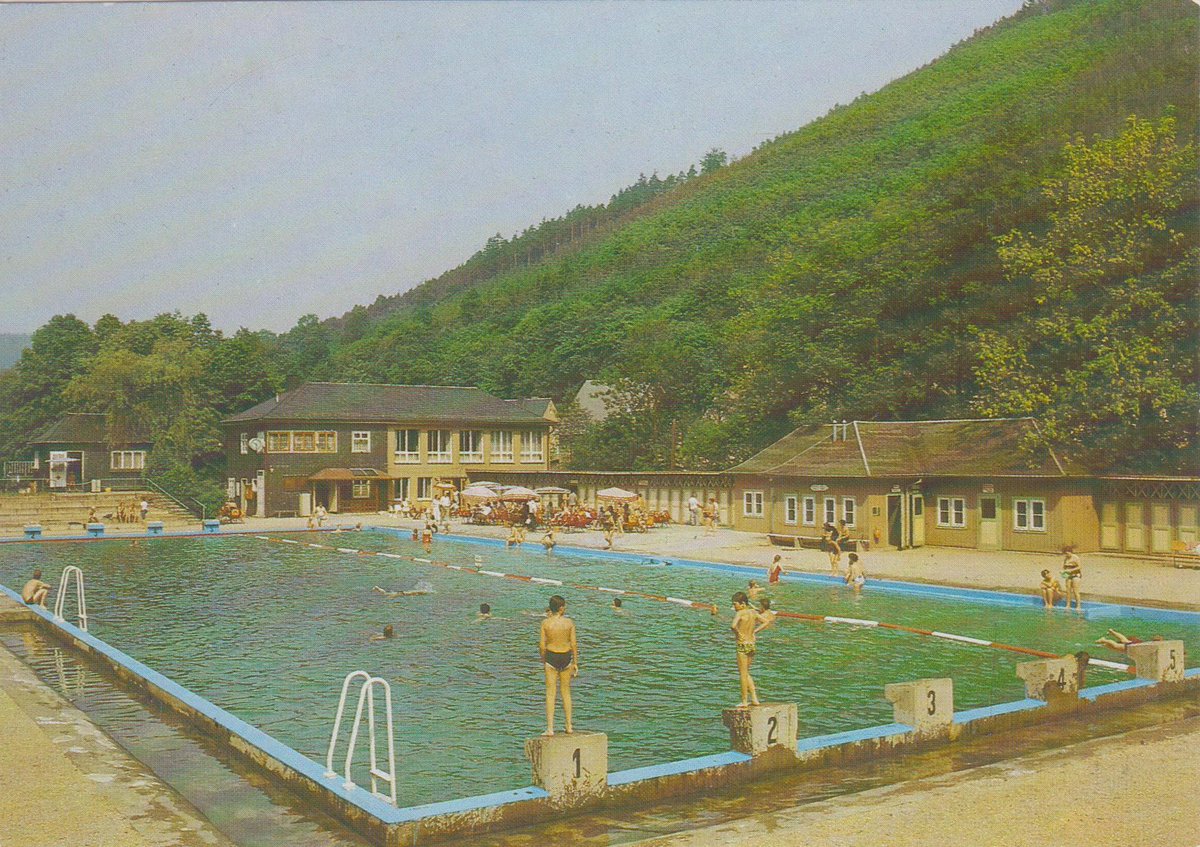 Uta_Braeuer's tweet photo. #Freibad #Leutenberg. Die Gebäude sind heute deutlich wieder erkennbar. Die Beckenform wurde stärker verändert. #Thüringen #Badeanstalt #DDR https://t.co/WxowHOrGms
