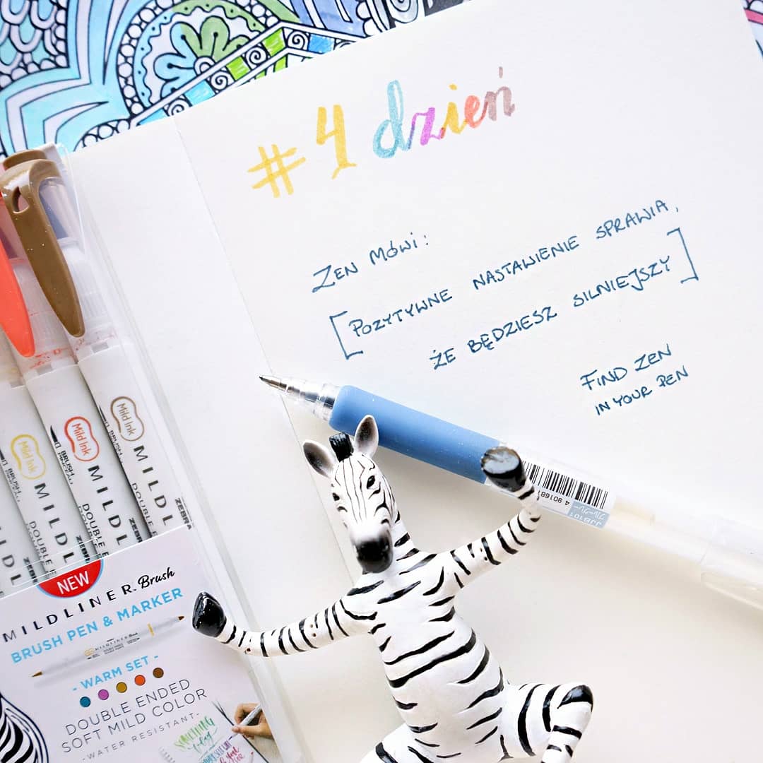 zebrapens's tweet photo. #4dzien #zostańwdomu
Zen mówi: "Pozytywne nastawienie sprawia, że będziesz silniejszy".  
Reszta już zależy tylko do was 💪chwytajcie swoje pisaki ✍️i piszcie wszystko co was motywuje i nastawia pozytywnie 👍
 https://t.co/ovBXC5kd8r
#wyzwanie #kreatywnie https://t.co/uBRRqzgHkZ