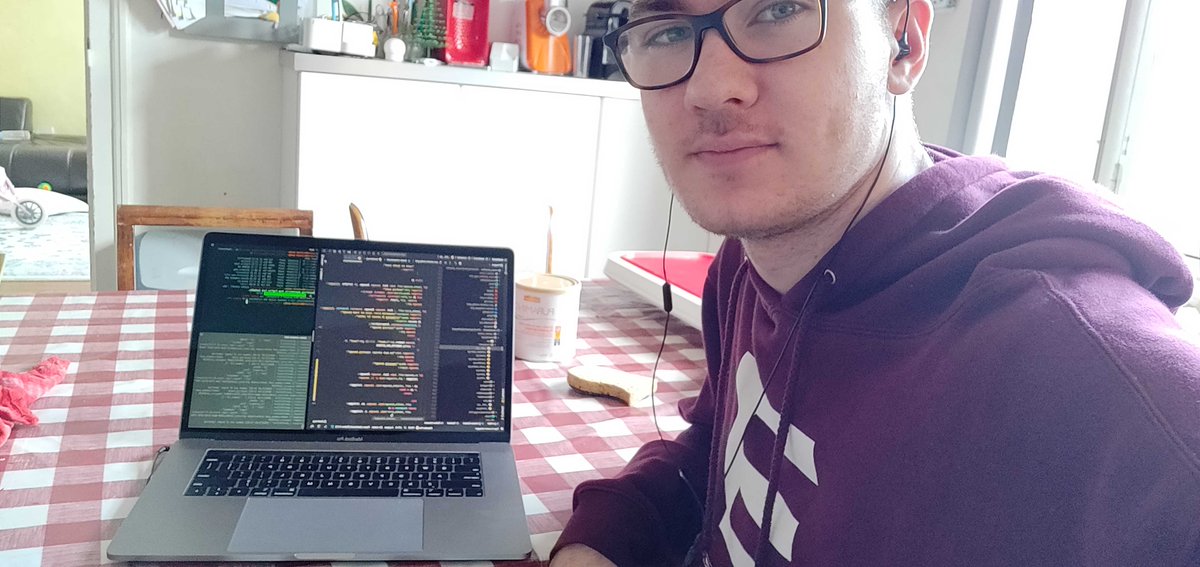 42MadridFTef's tweet image. 📷💥 ¿Y si nos vemos las caras con el ordenador en nuestro nuevo lugar de trabajo? #WeLoveCode 💙
#NosVemosEnDigital | 42madrid.com