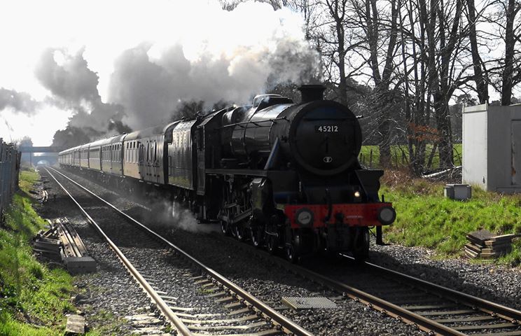 Check out this great photo from last week of our train thundering through Crowthorne. We're looking forward to our trip with 45212 this Sunday 😁🚂
📸: Michael Hunt
#45212 #blackfive #ukrailways #ukrail #uktravel #railway #steamtrain