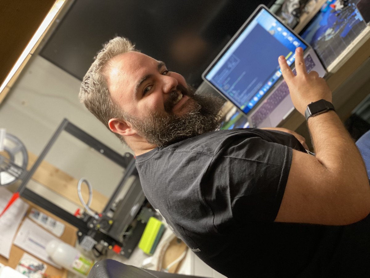 42MadridFTef's tweet image. 📷💥 ¿Y si nos vemos las caras con el ordenador en nuestro nuevo lugar de trabajo? #WeLoveCode 💙
#NosVemosEnDigital | 42madrid.com