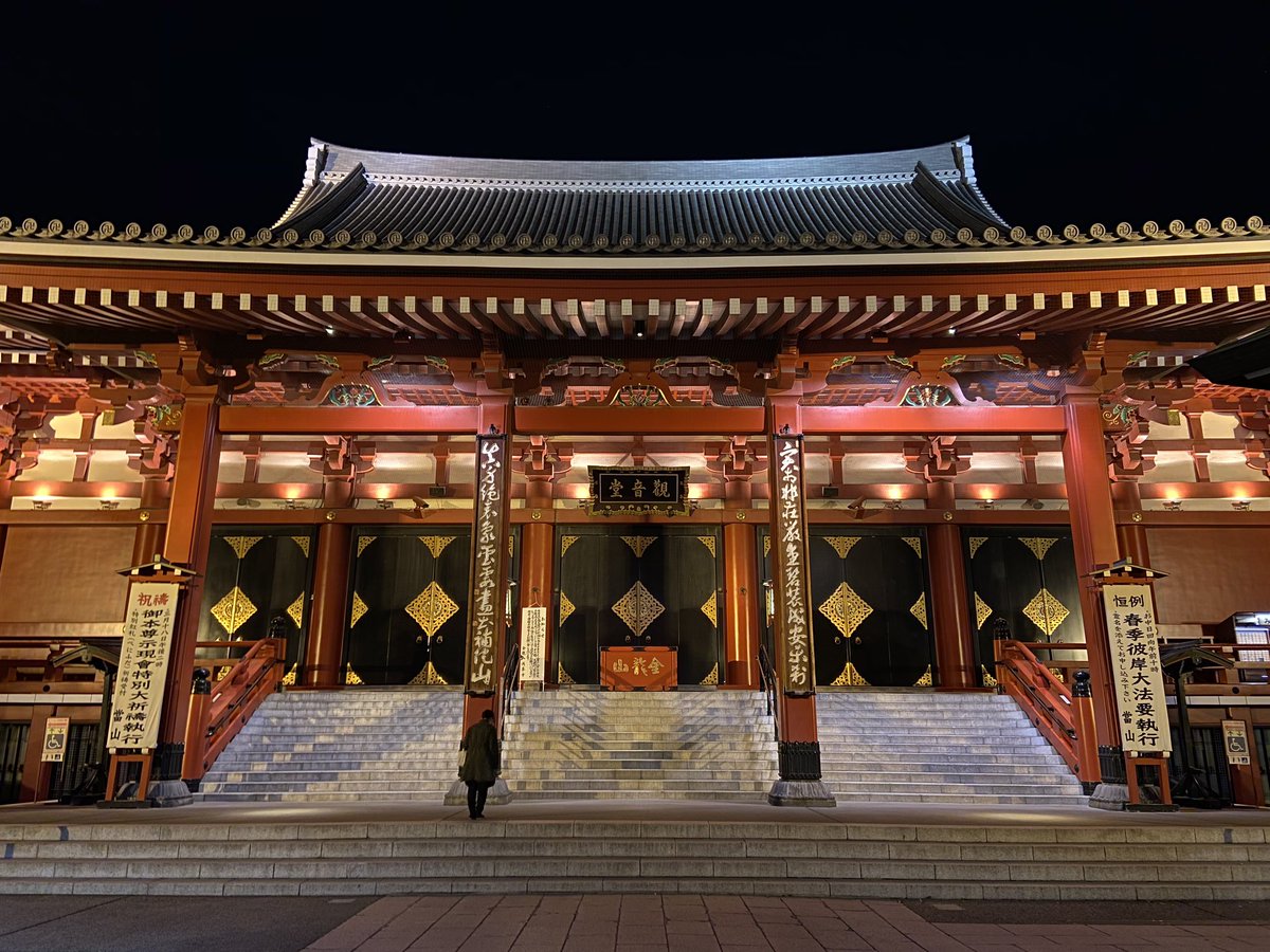 Ma promenade nocturne préférée à Tokyo (oui, ça fait snob de dire ça) ; je m’y rends à chaque fois les premier et dernier soir de mon séjour. Ce soir, c’est très calme. #asakusa #japon