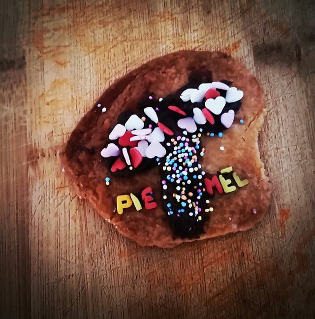 SocialPepperNL's tweet photo. Eerste dag thuis met de Kids overleefd. Koekjes gebakken.... 🙈 https://t.co/JkJQ8D2BzE https://t.co/HXDbXzV6qf