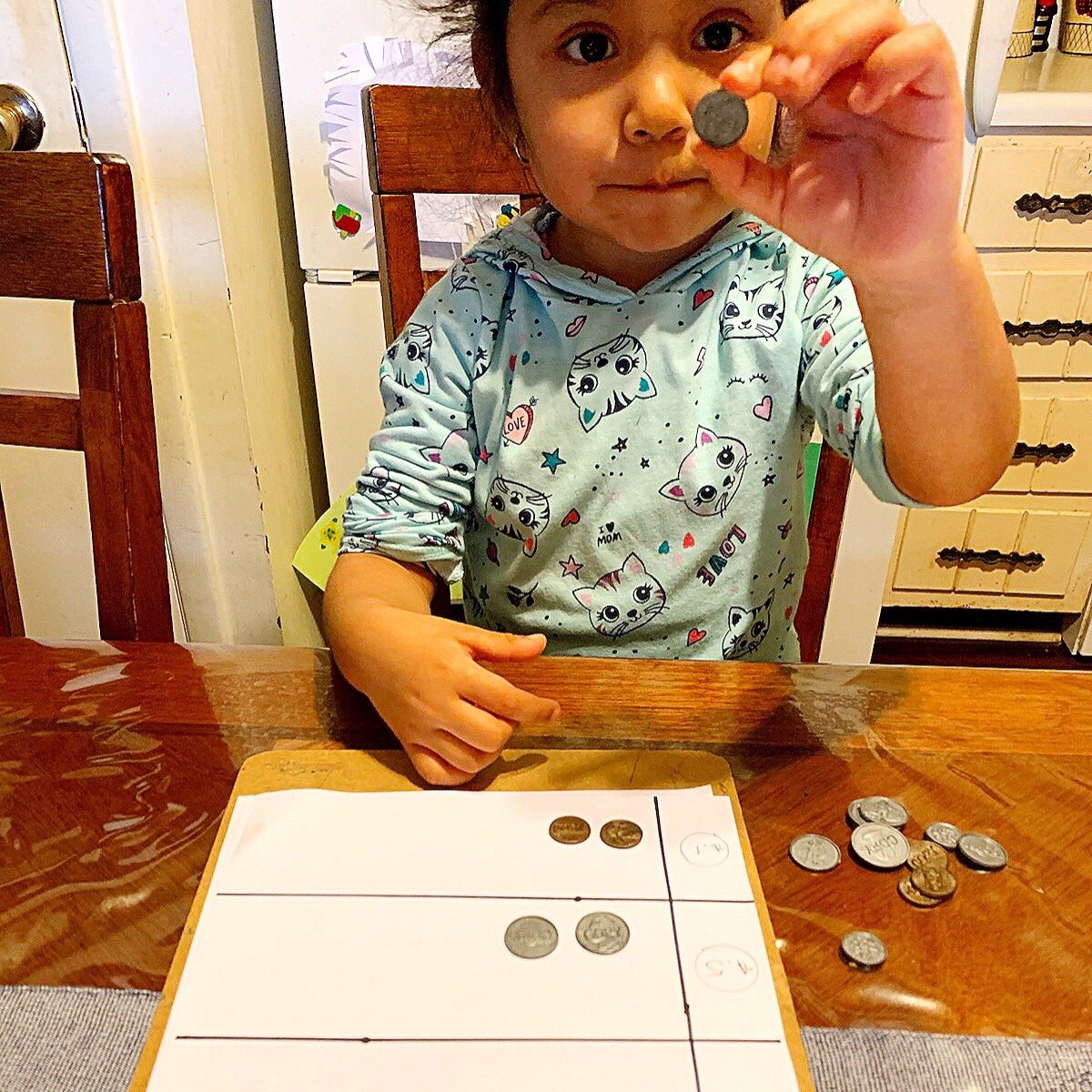 RCPS_EarlyLearn's tweet photo. A preschool students counts and recognizes coins.
#icancount #money #math https://t.co/k90ZHXVJRf