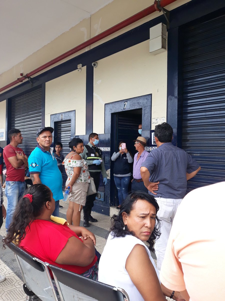 La Señorita con el Celular (funda rosada) el guardia expone que es la #Supervisora de la agencia norte C.c Parque Californa en guayaquil de manera arbitaria siguen con las puertas cerradas. <a href="/Lenin/">Lenín Moreno</a> <a href="/ottosonnenh/">Otto Sonnenholzner</a> <a href="/BanEcuadorBP/">BanEcuador</a> <a href="/aguschmer/">Andrés Guschmer Tamariz</a> <a href="/tctelevision/">TC Televisión</a> <a href="/ecuavisa/">Ecuavisa</a> <a href="/RTS_LaNoticia/">Informativos RTS</a>