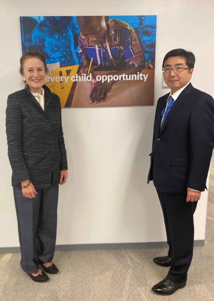 Amid the #COVID19 outbreak, <a href="/UNICEF/">UNICEF</a> truly appreciates 
<a href="/JapanGov/">The Gov't of Japan</a>'s timely and generous contribution of US$28.8M. Thank you, Amb Ishikane, for Japan's commitment to helping us amplify our #coronavirus response #ForEveryChild.