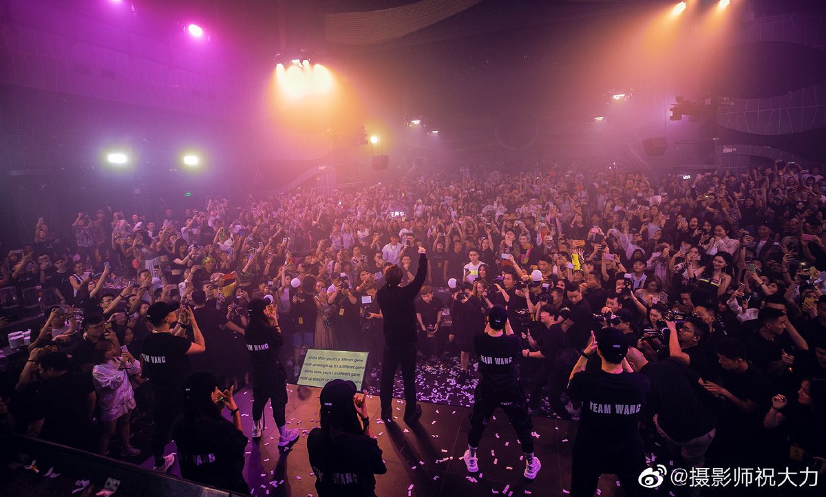 JacksonWThreads's tweet photo. jackson attended #FendiXJacksonWang launch party in Chengdu (fendi music party) and perform his songs
https://t.co/dvdRwLbx8Q
https://t.co/PrAkbALTKE https://t.co/Pi9U35EIuX