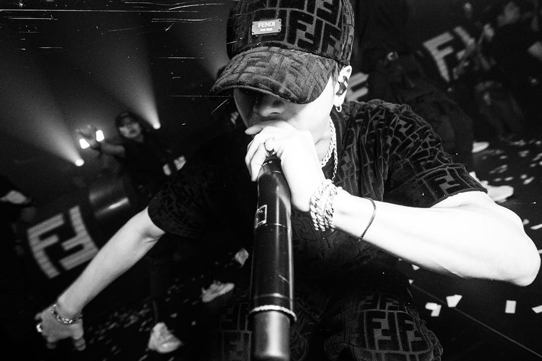 JacksonWThreads's tweet photo. jackson attended #FendiXJacksonWang launch party in Chengdu (fendi music party) and perform his songs
https://t.co/dvdRwLbx8Q
https://t.co/PrAkbALTKE https://t.co/Pi9U35EIuX