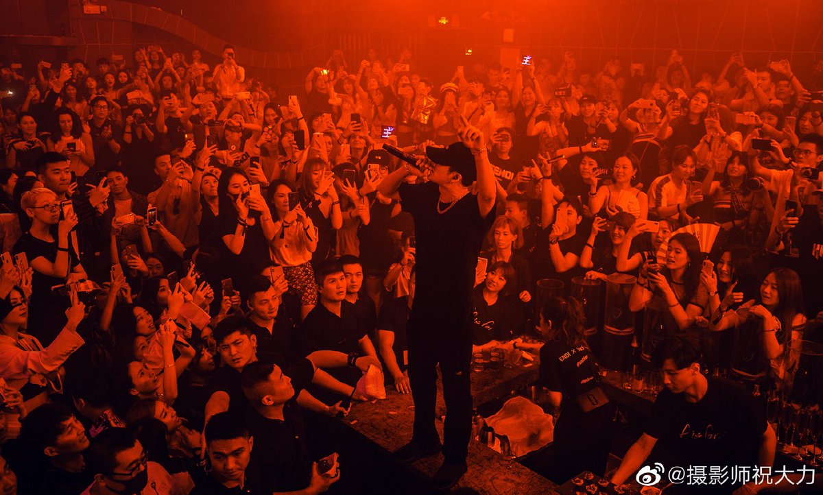 JacksonWThreads's tweet photo. jackson attended #FendiXJacksonWang launch party in Chengdu (fendi music party) and perform his songs
https://t.co/dvdRwLbx8Q
https://t.co/PrAkbALTKE https://t.co/Pi9U35EIuX
