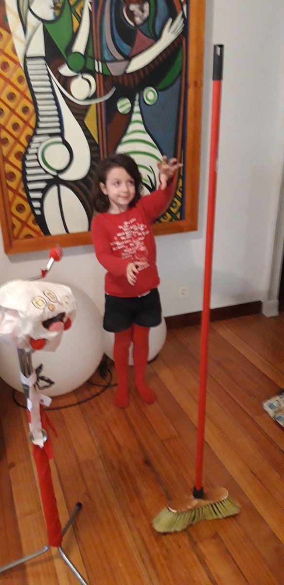 llume38's tweet image. En tiempos de #YoMeQuedoEnMiCasa
historias de #CompartirenTiemposdeCoronavirus
Hoy: La #Escoba que se aguanta sola.
Parece que el grado de inclinación de la tierra y la #Gravedad se han puesto de acuerdo para dibujar la sonrisa de María!!!