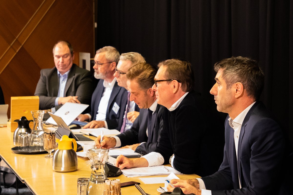 Alleen sámen kunnen we deze #coronacrisis tot een goed eind brengen. Daarom zaten @bruno_bruins, <a href="/PaulBlokhuis/">Paul Blokhuis</a> &amp; <a href="/hugodejonge/">Hugo de Jonge</a> zojuist met de hele zorgsector aan tafel - om te helpen waar kan &amp; te ondersteunen waar moet. Fantastisch dat we zo op de zorg kunnen bouwen. #coronavirus