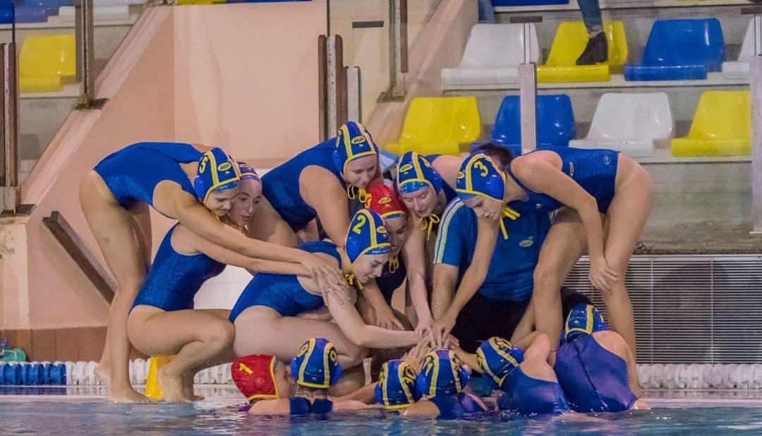 En nada volveremos a estar juntas 💙💛 #volveremosaabrazarnos #123AESE #femaese #waterpolofemenino #pdf #waterpoloteam #femaese #aesefem #aesefemenino #waterpolo #waterpoloteam #waterpologirls #equipo #team #equiparru #gochicas #waterpololowcostperodeverdad #rfen #pdf