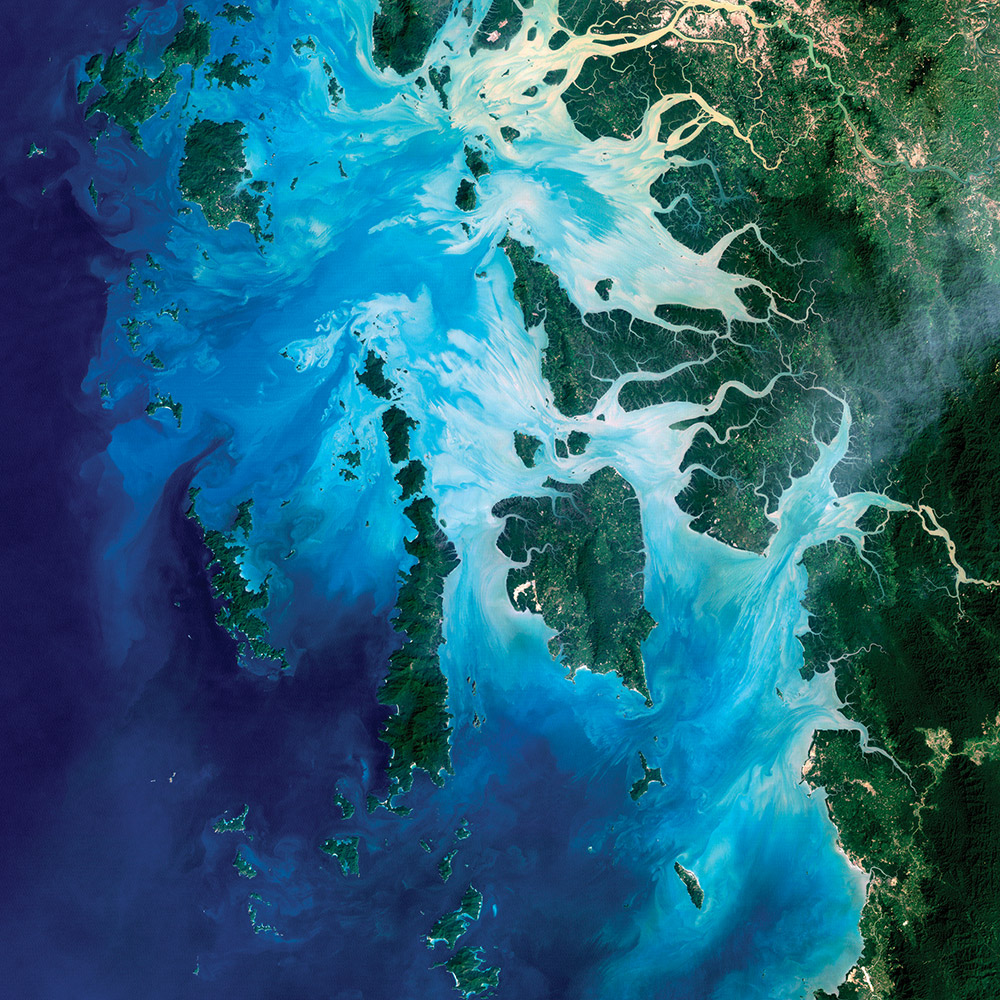 NASA's tweet photo. Beautiful views of our home planet: in the ebook "Earth," our @NASAEarth science team presents a photo-essay on our atmosphere, water, land, ice and snow. 🌎
📲 Free downloads for all e-readers: https://t.co/AjL9RObEo4
📲 Explore all our ebooks: https://t.co/H91eJA8IaP https://t.co/DvPvDrHdPJ