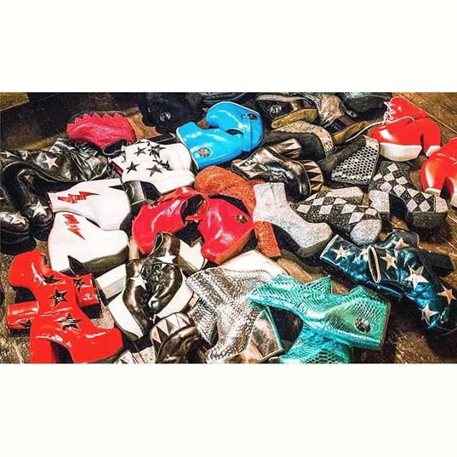 Isabella_Mars's tweet photo. Shoes! ...and more shoes 👠👠👠
isabellamarsshoes ✂️
_________
#photoshoot #platformshoes #isabellamarsshoes #customshoes #handmadeshoes #bespokeshoes #isabellamars #shoedesigner #starshoes #ziggystardust #glamrock #platformboots #redshoes #metallicleather #metallicshoes #sotd https://t.co/iXyoXEkU1g