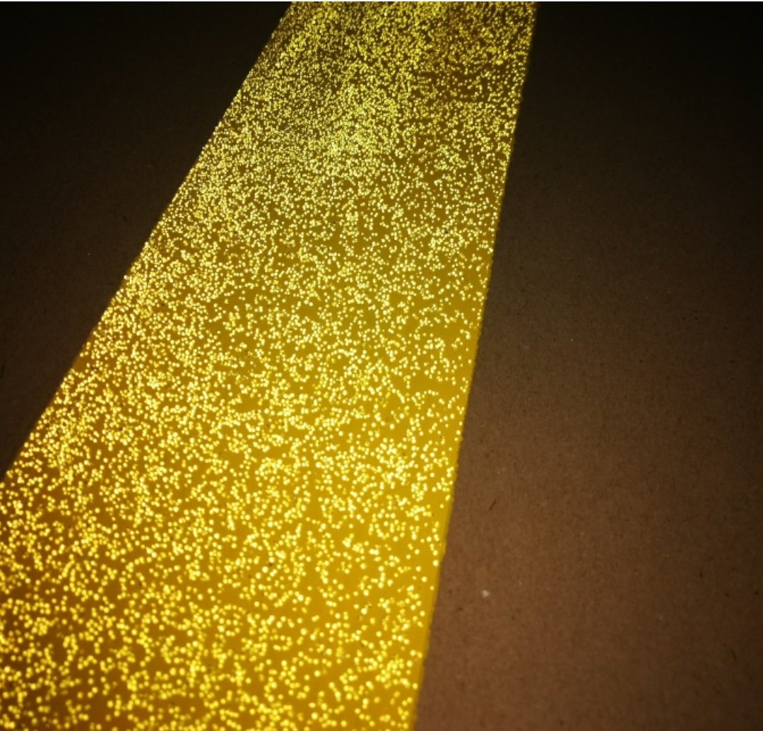IMT_mx's tweet photo. #SeguridadVial🚦
#SabíasQue: Las marcas en el pavimento tienen incorporadas microesferas retroreflectantes u ópticas para asegurar su visibilidad nocturna. 
Usar pintura convencional es significativamente más barato que otros materiales, pero resulta también mucho menos duradero. https://t.co/BsDz8xcNr2