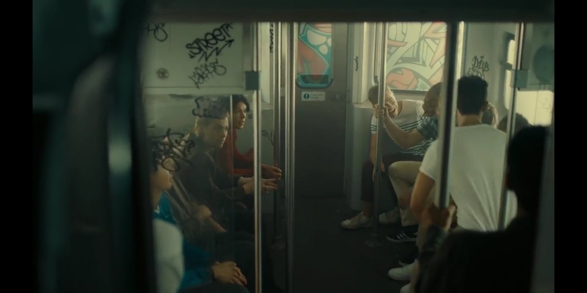 medusa272's tweet photo. No había visto el nuevo video de 5SOS y estoy en el puto piso llorando alv, verlos de "pequeños" y toda la maldita nostalgia de saber que han sido la única banda que he seguido desde literalmente su inicio y PLUS: hicieron un guiño a One Direction :(( #OldMeMusicVideo https://t.co/ElT7bB9r5T