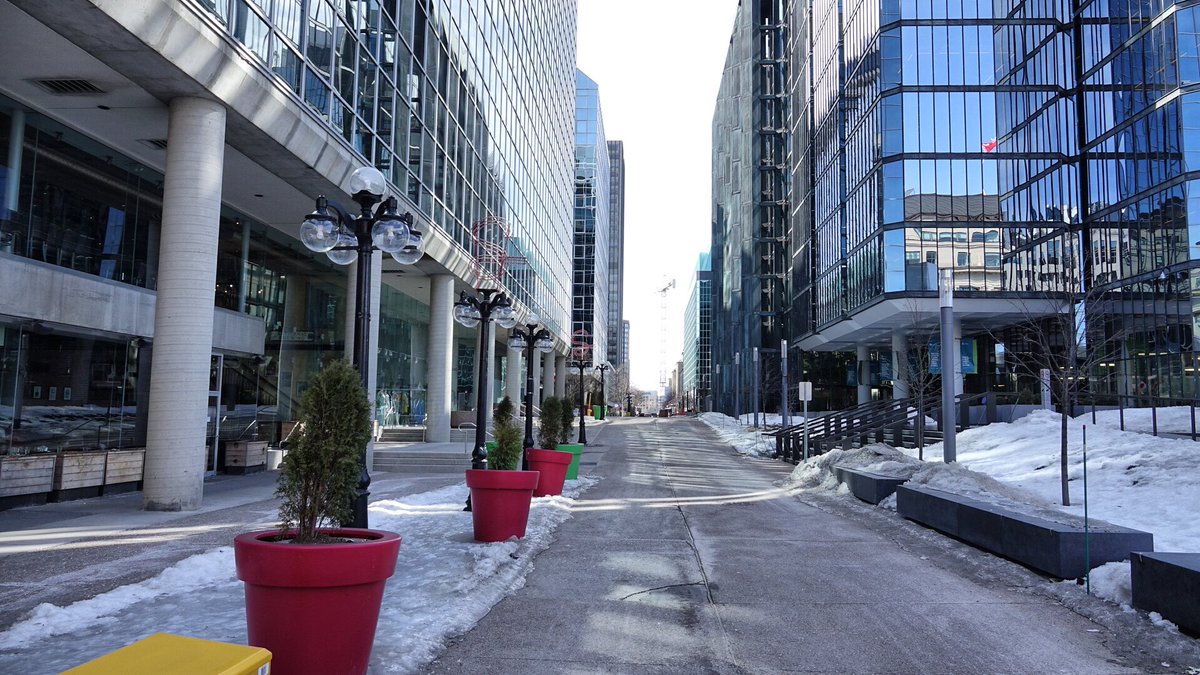BlacksWeather's tweet photo. An almost deserted downtown Ottawa today on my lunch break. Eerie to say the least. At least people are heeding the advice and staying home. #flatenthecurve https://t.co/HVksGpNnWa