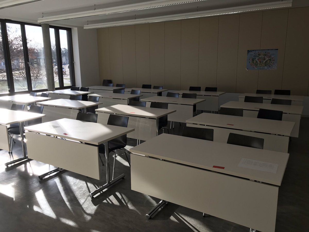 Auf dem einen Bild sehen sie was die Bundesregierung von Abstandsregeln hält. Auf dem anderen Bild sehen sie was eine Hochschule in Brandenburg von Abstandsregeln hält (pro Tisch ein Prüfling). #CoronaParty