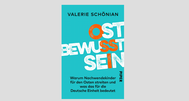 Es gibt Wichtigeres, aber ich sag’s trotzdem mal: Mein Buch ist da! Heute erschienen, ganz offiziell. Auch wenn das ohne Lesungen und Pfeffi-Runden passiert; und trotz allem, ein kleines: Juhu 💫
Erhältlich im Buchladen (theoretisch) &amp; online (weil Krise): amzn.to/3d6TLoL