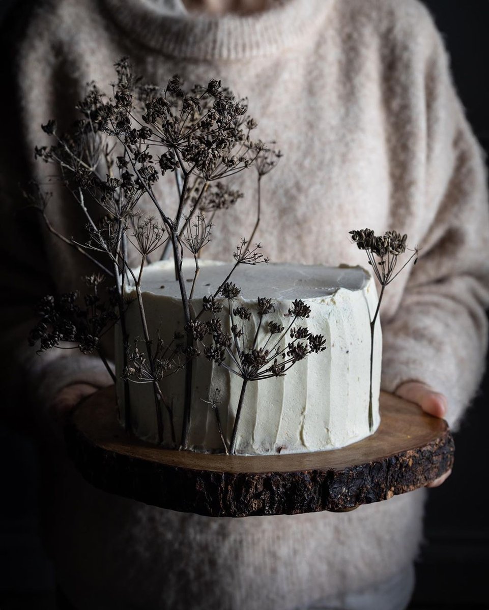 LeBuzzMagazine's tweet photo. Spiced parsnip cake with fennel seed pod decorations made by Aimee (https://t.co/eS6DuA9hYX). Have you ever had a parsnip cake? / Repost https://t.co/6mlzoOU4b2