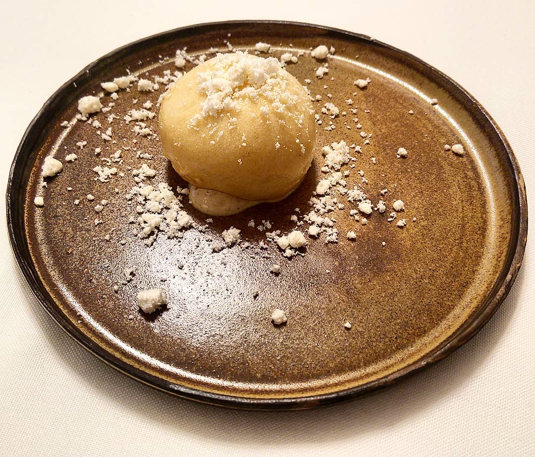lmgastronomia's tweet photo. Pan bao relleno de cabra salvaje con mayonesa de trufa y polvo de levadura #Brichs
Roast beef de lomo de cabra con salsa poivrade y coliflor tostada #ViaVeneto
Pan al vapor relleno de cabra con inyección de ajo negro #Nectari https://t.co/DsXU4LQqVL
