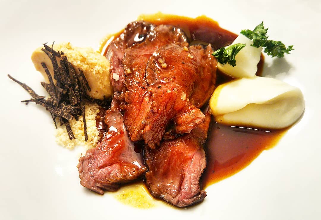 lmgastronomia's tweet photo. Pan bao relleno de cabra salvaje con mayonesa de trufa y polvo de levadura #Brichs
Roast beef de lomo de cabra con salsa poivrade y coliflor tostada #ViaVeneto
Pan al vapor relleno de cabra con inyección de ajo negro #Nectari https://t.co/DsXU4LQqVL