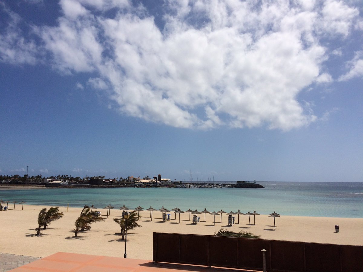 GomilaL's tweet photo. A #Fuerteventura #Canaries les gens respectent les consignes de confinement, les espagnols plus disciplinés que nous #francais #confinementtotal #ResterChezVous #covid19ESP #COVID19france Respectez les consignes #merci https://t.co/GkCADCNxXX