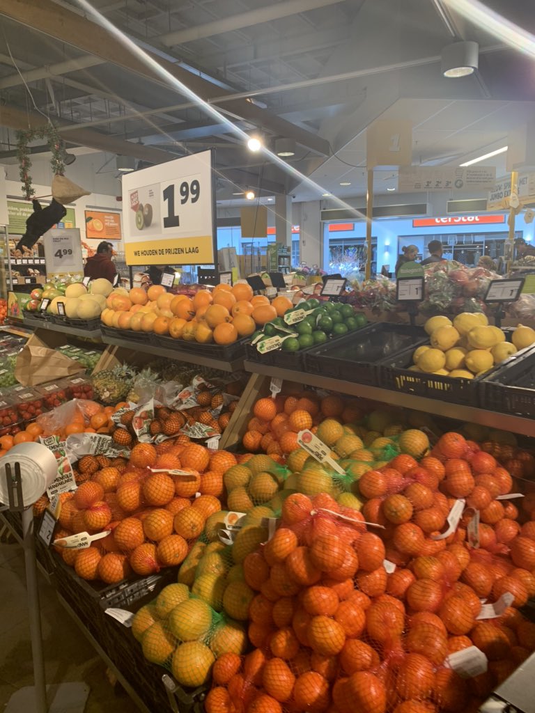Ik liep vanmorgen blij door de winkel bij het zien van alle volle schappen. Als ik foto’s van andere lege schappen zie schaam ik me diep. Ben je woonachtig in Breda en kom je ‘s avonds bij lege schappen omdat je overdag geen boodschappen kunt doen? Laat het me weten! #coronahulp