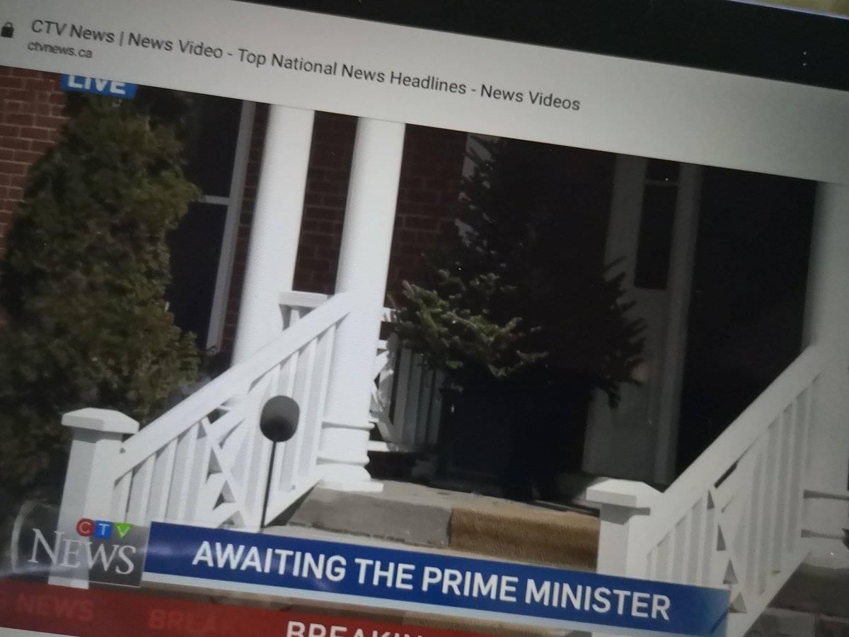 aLucidLunatic's tweet photo. An image that accurately depicts Trudeau's leadership efforts on #COVID19 #coronavirus #coronapocolypse #TrudeauWorstPM #TrudeauIsNotFitForOffice #AbsenteePM #FlattenTheCurve #oopstoolate #TrudeauHasCOVID19 https://t.co/6qETRV9iGT