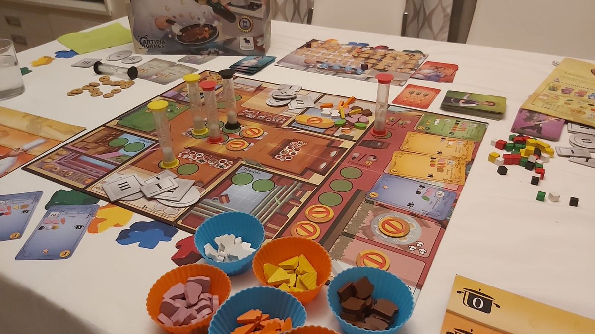 LexLudi's tweet image. Nuestro socio @jonny__utah disfruta de Kitchen Rush de @MasQueOca #yomequedoencasa 

👥De 1 a 4 jugadores.
⏱30-45 minutos.
↘️A partir de 10 años.

#vangelisbagiartakis #kitchenrush #davidturczi #juegosdemesa #bgg #boardgames #tabletopgames #jeuxdesociete