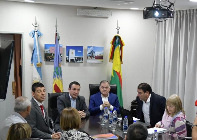PereyraJulio's tweet photo. En #FlorencioVarela se conformó un Comité de Crisis por el coronavirus para tomar las medidas que sean necesarias y proteger la salud de las familias de nuestra ciudad. 

(sigue)
#EstadoPresentePreviene
#CuidarteEsCuidarnos
#ArgentinaUnida 🇦🇷 https://t.co/q4CyhtFD8M