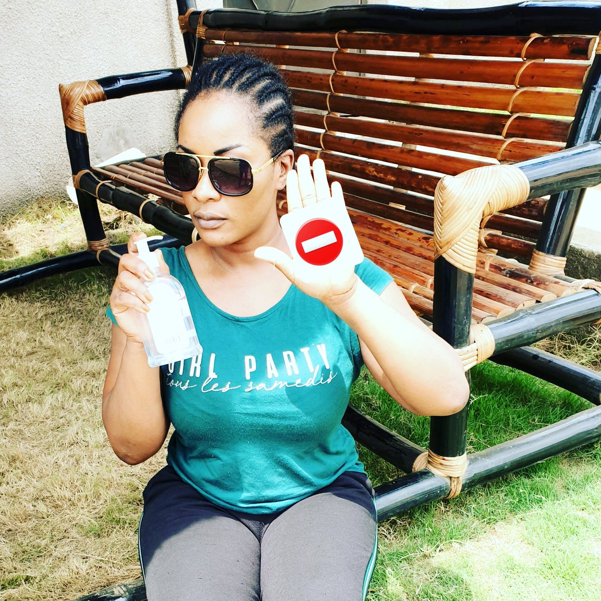 #stopcorona 
Mes étoiles , il est mieux pour nous de prévenir que de guérir .
Toutes les personnes décédées, sont des enfants  de Dieu. 
Respectons les recommandations sanitaires , prennons soin de nos enfants. 
A chacune son gel