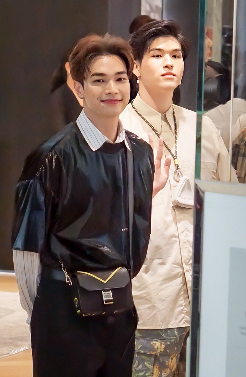 Nathanan28's tweet photo. F เหมา พร้อมโอน🤤💸💸
@OabnithiW @skywongraveee
#กักตุนรักสกายอย่าให้ของขาด
#skywongrevee #oabnithi
#ก้อนเมฆของสกาย #GivenchySS20 https://t.co/IAHPCGbTxg
