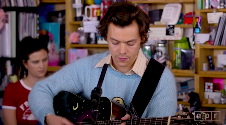 RollingStone's tweet photo. Watch Harry Styles and his powder blue baby chick sweater perform at NPR's Tiny Desk Concert series https://t.co/9mesB3YdYu https://t.co/QRPMWHQRKg