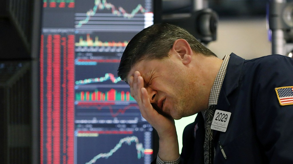 ABC7NY's tweet photo. Coronavirus Wall Street: Trading halted after Dow plunges 2,250 points at open https://t.co/nJVnKsRTB2 https://t.co/krU6vNMTeV