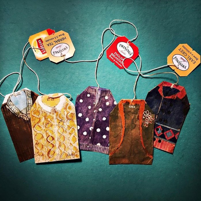 franch_laura's tweet photo. Ruby Silvious es una artista y diseñadora gráfica neoyorquina conocida por sus bolsas de té usadas pintadas a mano. ¡Me parecen preciosas y es una bonita idea para estos días de necesaria cuarentena!

Podéis ver más en su cuenta de Instagram @silvirub 

#quedateencasa 

👇🏻Ver más https://t.co/GjQQio3E8i