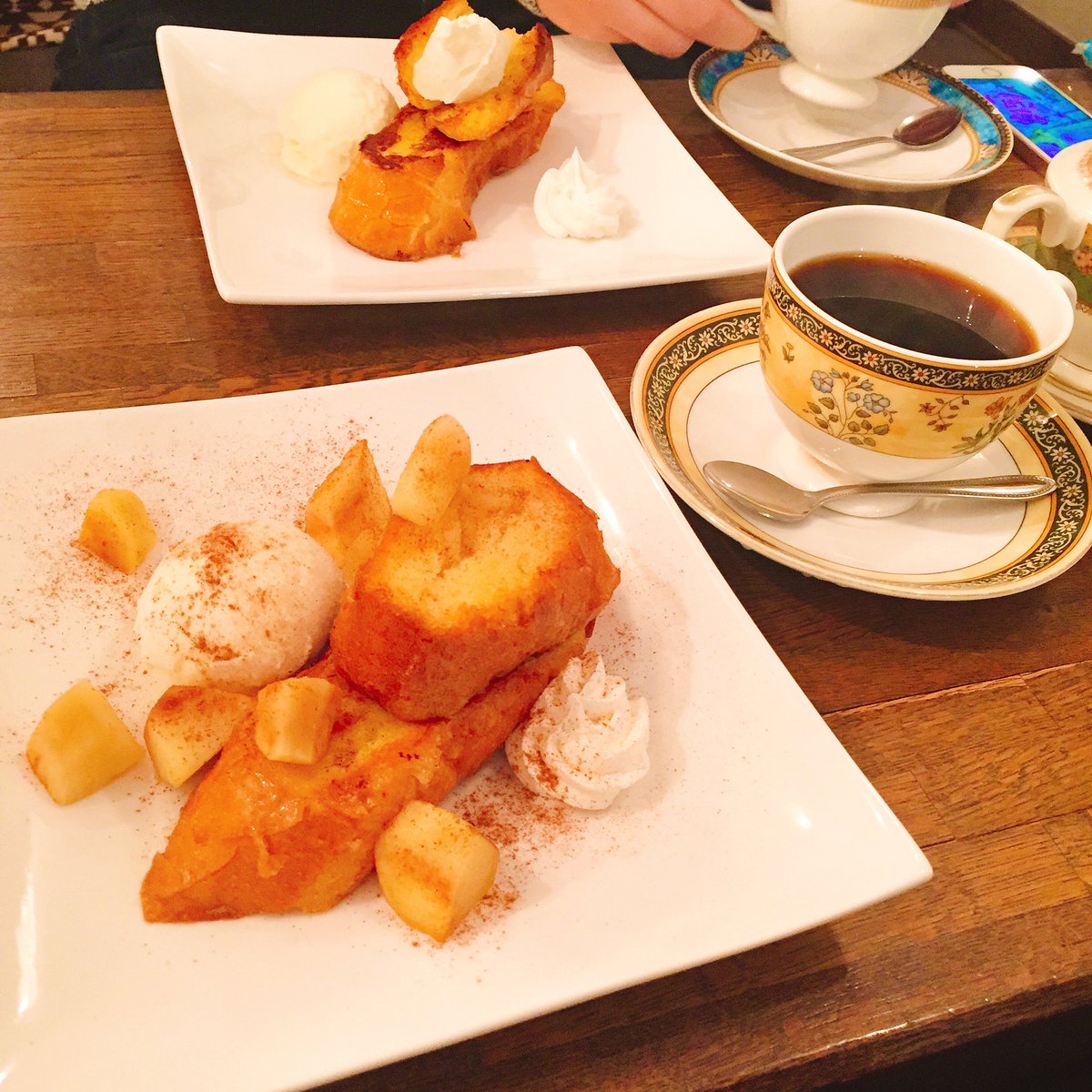 くろまめ 兵庫 元町 Cafe De Alfee 1晩漬け込んだフレンチトーストが凄く美味しいお店 中華街の入口にあって 凄くゆったり出来る 個人的なおすすめは レアチーズのフレンチトースト 口に入れると幸せな気分になれる コーヒーも美味しい お嬢様