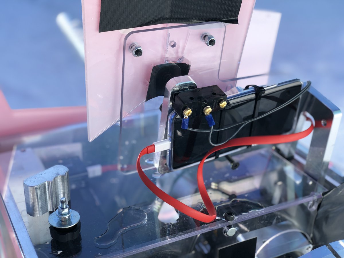 OnePlus_BEFR's tweet photo. Boom headshot ! Un sniper a réussi à frapper Snowy McSnowbot si fort que son capteur s'est détaché. 😲 #OnePlus5GSnowbots https://t.co/HycjcwCbVm