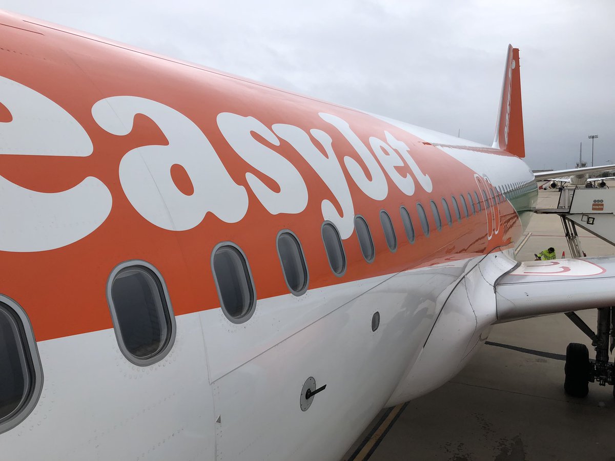 DeanSteep's tweet photo. @easyJet #COVIDー19 Disappointing to see cabin crew on trolley service from Barcelona serving food, preparing drinks AND handling cash and cards. Got to do better. https://t.co/joBphh7QcZ