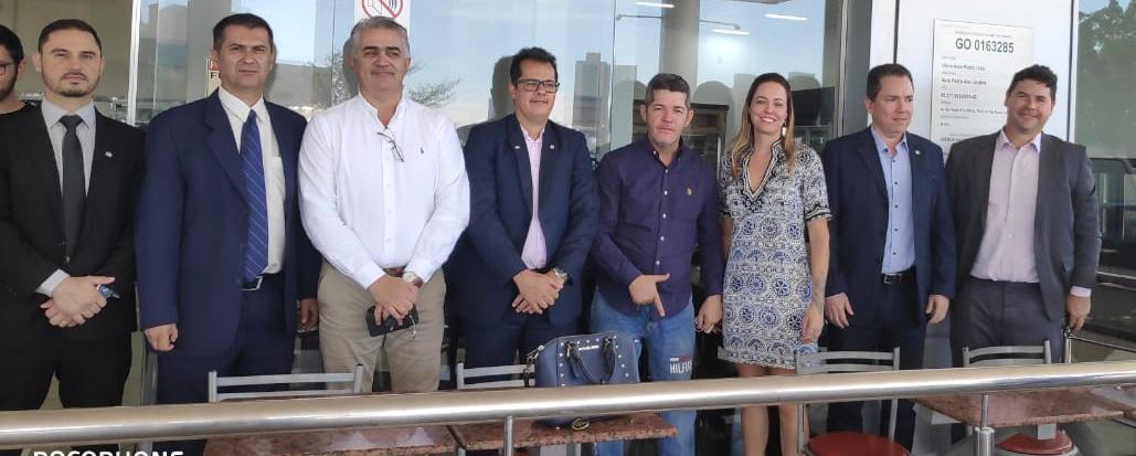 Em reunião na manhã desta segunda-feira (16) com representantes do Movimento Nacional pela Advocacia Pública, o deputado federal Delegado Waldir (PSL-GO) declarou apoio aos pleitos apresentados em defesa do fortalecimento das Instituições e seus membros. 

#advogadospúblicos