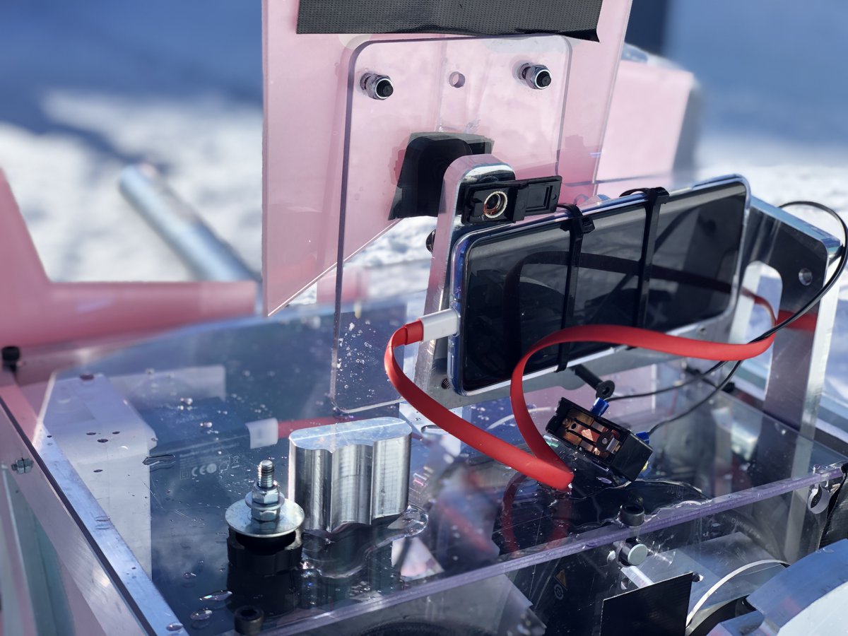OnePlus_BE's tweet photo. Boom headshot! Een van jullie snipers is erin geslaagd om Snowy McSnowbot zo hard te raken dat de hit sensor nu kapot is. 😲 #OnePlus5GSnowbots https://t.co/XFxmb8Wz2o