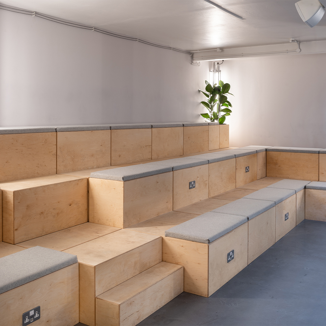 workagileuk's tweet image. Small space – big ideas⁣⁣
*⁣⁣
For our latest project, the client – a Design and Turnkey Project Specialist – were looking to make the most out of the small space they had to work with.⁣⁣ Read more here bit.ly/2WiZxh6⁣⁣ 

#Huddlebox #FurnitureDesign #Furniture #UK