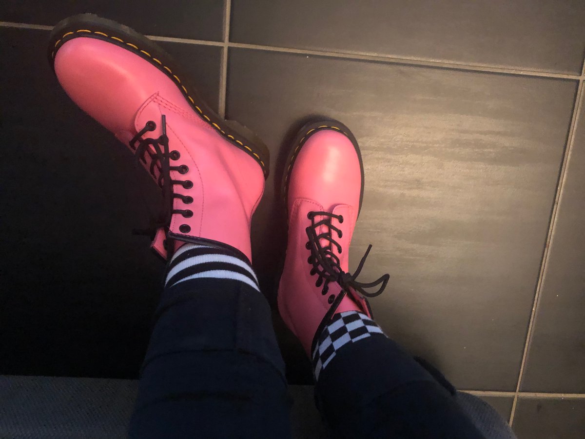 Lisabricot2's tweet photo. #theyungbludshow @yungblud 
MY OUTFIT
MY MAKE UP
MY SOCKS 
MY DR.MARTENS 

PLS IM FOCKING READY https://t.co/aa1KS7SXLu