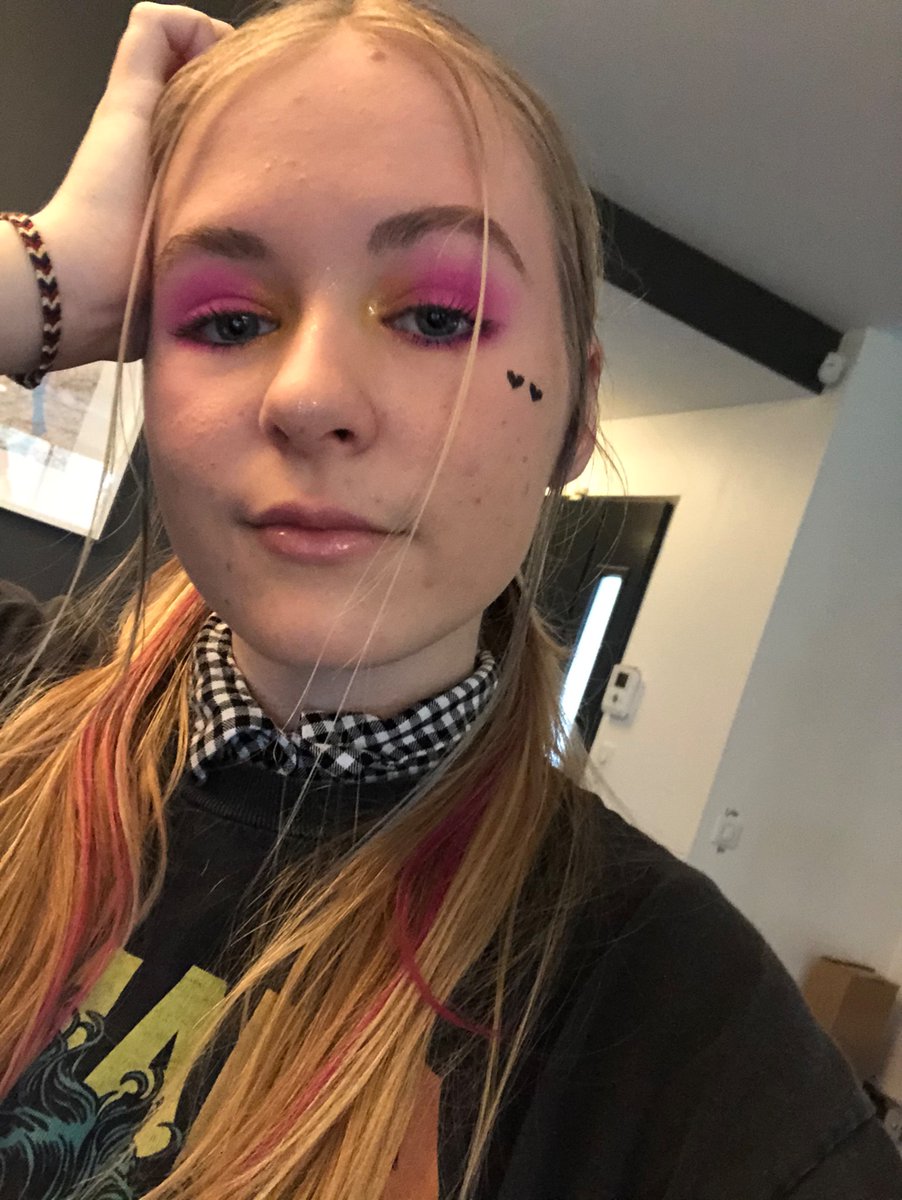 Lisabricot2's tweet photo. #theyungbludshow @yungblud 
MY OUTFIT
MY MAKE UP
MY SOCKS 
MY DR.MARTENS 

PLS IM FOCKING READY https://t.co/aa1KS7SXLu