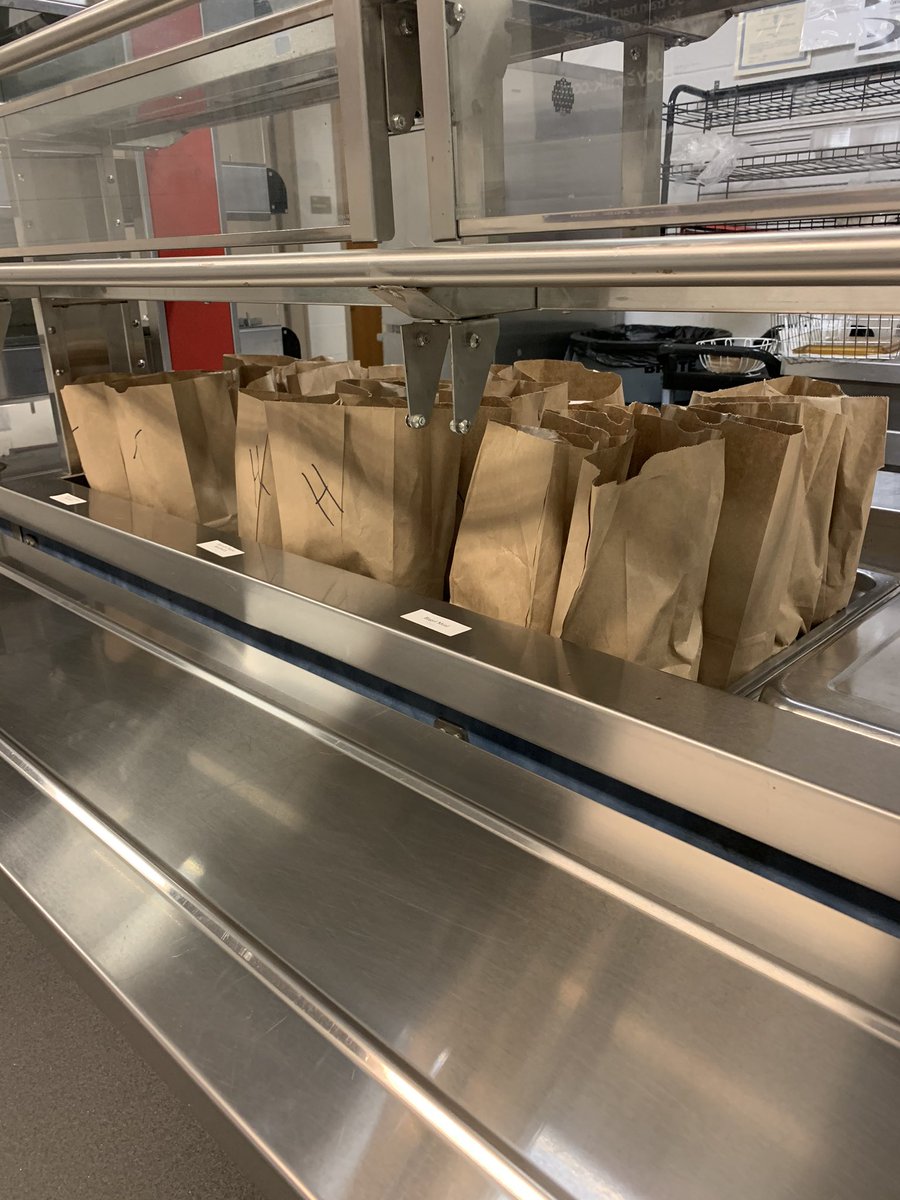 hbschools's tweet photo. Food plan ready! Bfast/lunch grab n go everyday for every @hbschools kid during extended closure. 10am-12pm at HBMS. If you can’t get to school &amp; need food, call Main Office at 631-723-4700!
#HBStrong https://t.co/mrIZh1bvM4