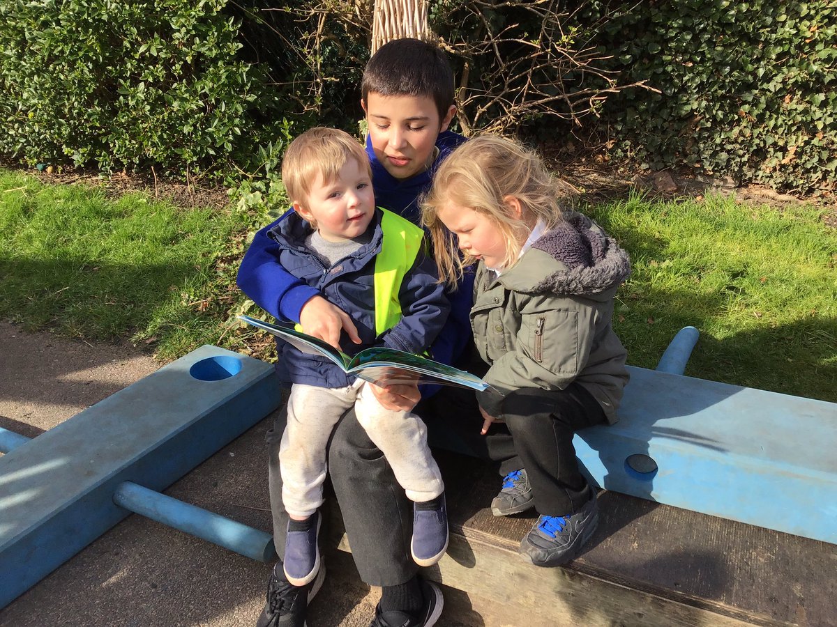 TH_Year6's tweet photo. Making the most of the sunshine to enjoy stories outside with @THWrens
#MomentsMatter #THLearn6 #THLearnEY #ReadingIsFun https://t.co/zuNriUlF1B