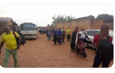 revekamwe's tweet photo. #burundi étrangers qui étaient en quarantaine depuis dimanche à Ngozi doivent retourner à la frontière, les burundais ayant passé plus de 7jours au #rwanda doivent rejoindre le centre de #songore, commune kiremba, Ngozi en quarantaine. Les étudiants rentrent chez eux. @RwandaGov https://t.co/chptRiE9UE