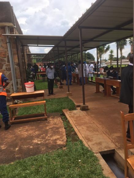 revekamwe's tweet photo. #burundi étrangers qui étaient en quarantaine depuis dimanche à Ngozi doivent retourner à la frontière, les burundais ayant passé plus de 7jours au #rwanda doivent rejoindre le centre de #songore, commune kiremba, Ngozi en quarantaine. Les étudiants rentrent chez eux. @RwandaGov https://t.co/chptRiE9UE
